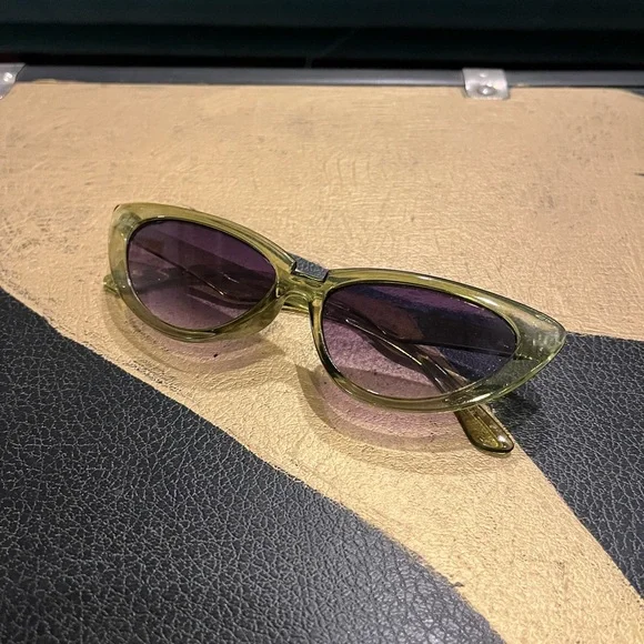 Stylish Green Cat-Eye Sunglasses - Picture 2 of 3